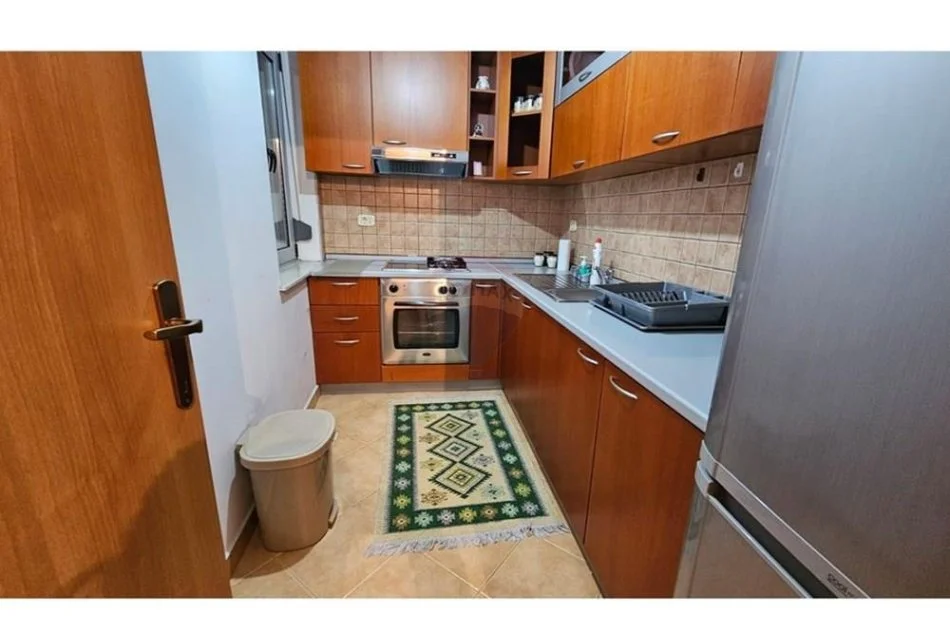 jepet me qera , 100 m² 400 € (Apartament 2+1 per qira te Rruga Bardhyl)