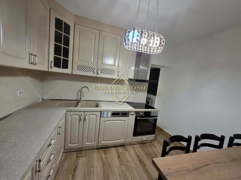 Tirane, shitet 4+1 , 120 m² 