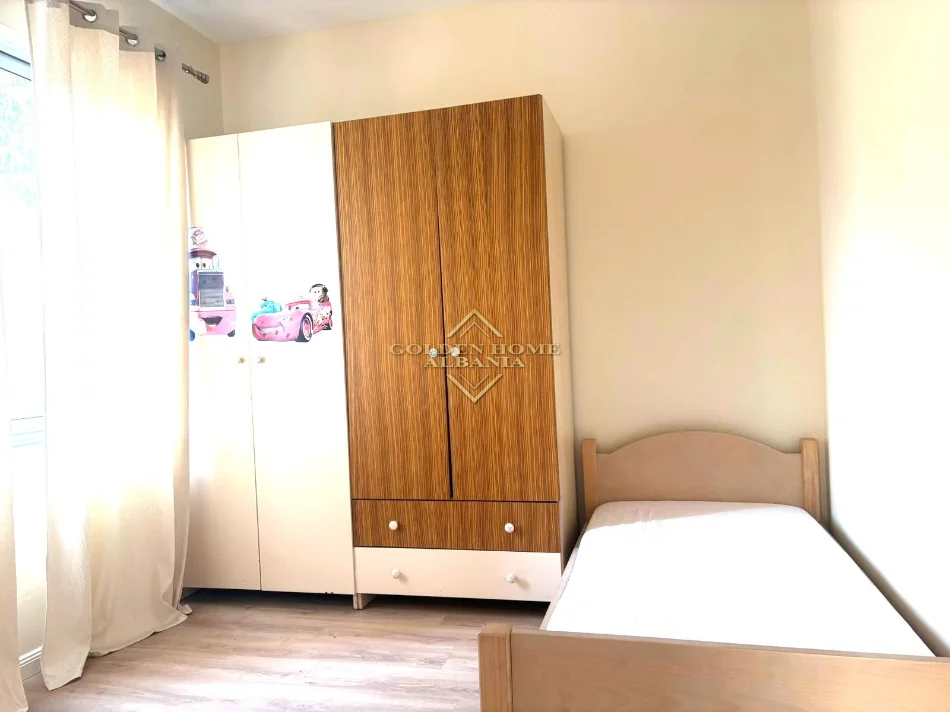 Tirane, jepet me qera apartament , 90 m² 
