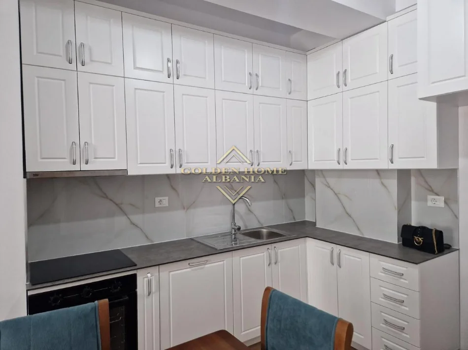 Tirane, jepet me qera apartament , 90 m² 