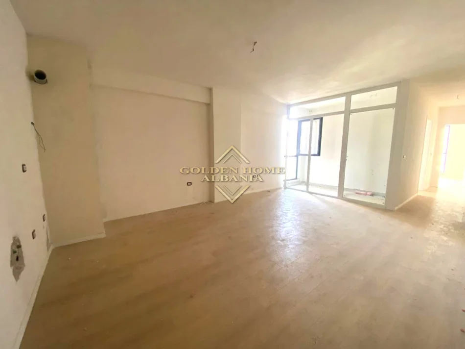 Tirane, shitet apartament Kati 9, 92 m² (fusha e aviacionit)
