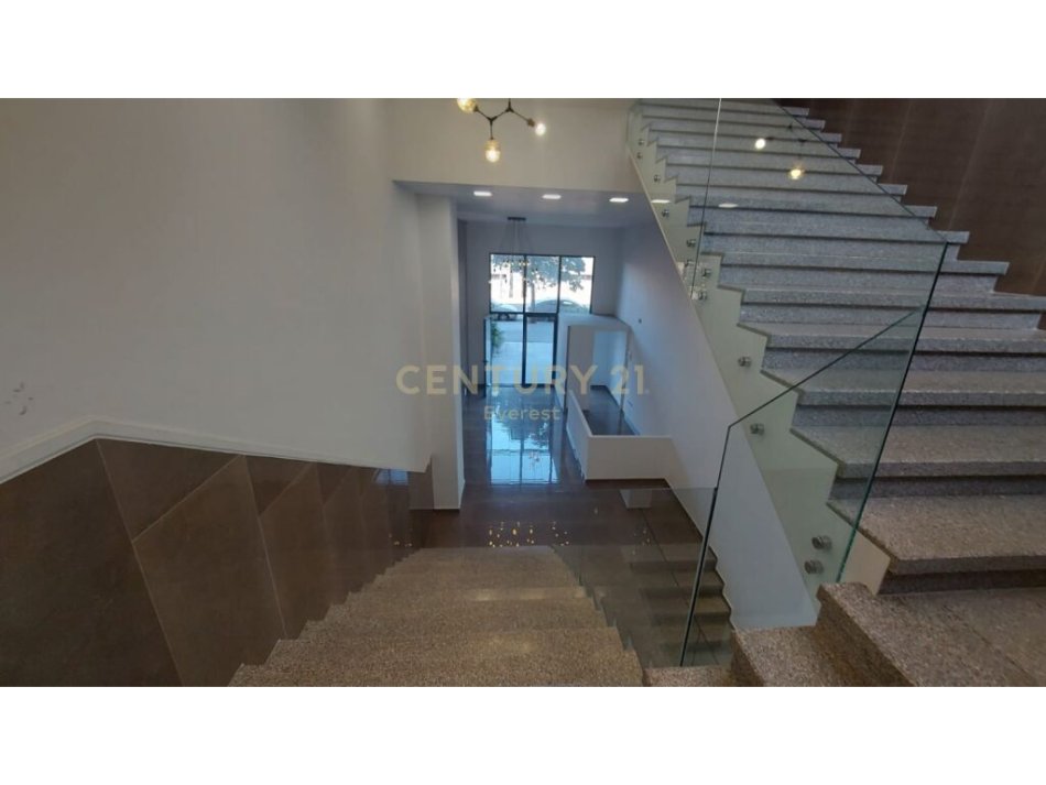 Tirane, shitet ambjent biznesi Kati 1, 42 m² 130.000 € (RRUGA KONGRESI I MANASTIRIT)