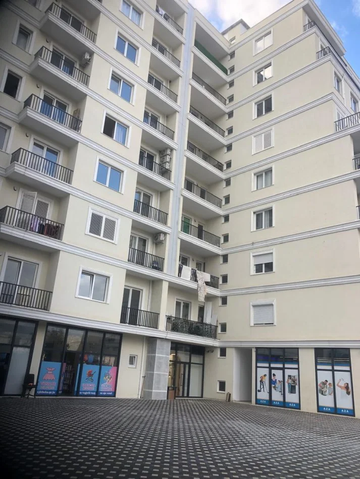 Jepen me qira 2 garazhe përballë Raiffeisen Bank, në Kamëz, tek pallati i ri, sapo përfunduar