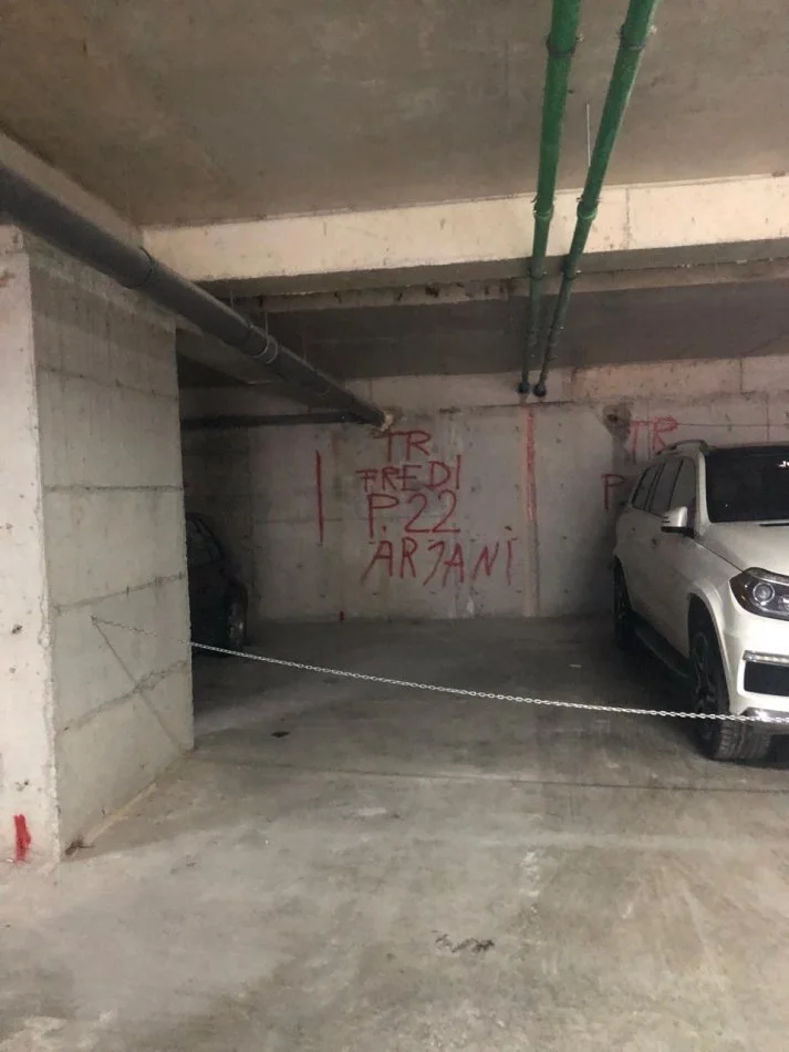 Jepen me qira 2 garazhe përballë Raiffeisen Bank, në Kamëz, tek pallati i ri, sapo përfunduar