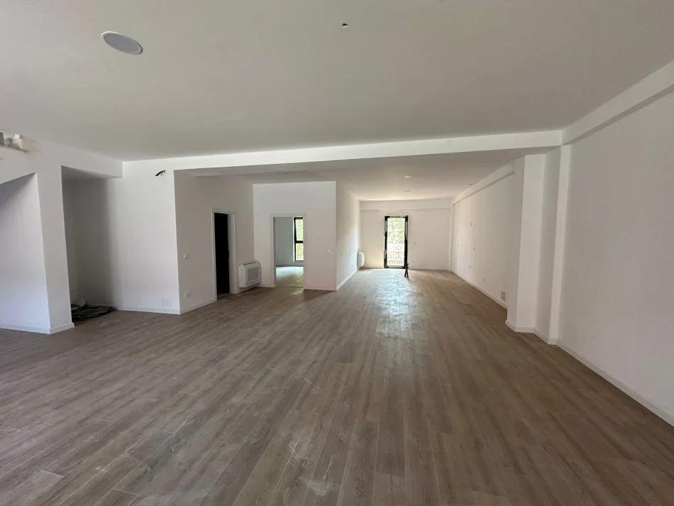 Tirane, jepet me qera ambjent biznesi Kati 3, 343 m² 4.000 € (Rruga Kavajes)