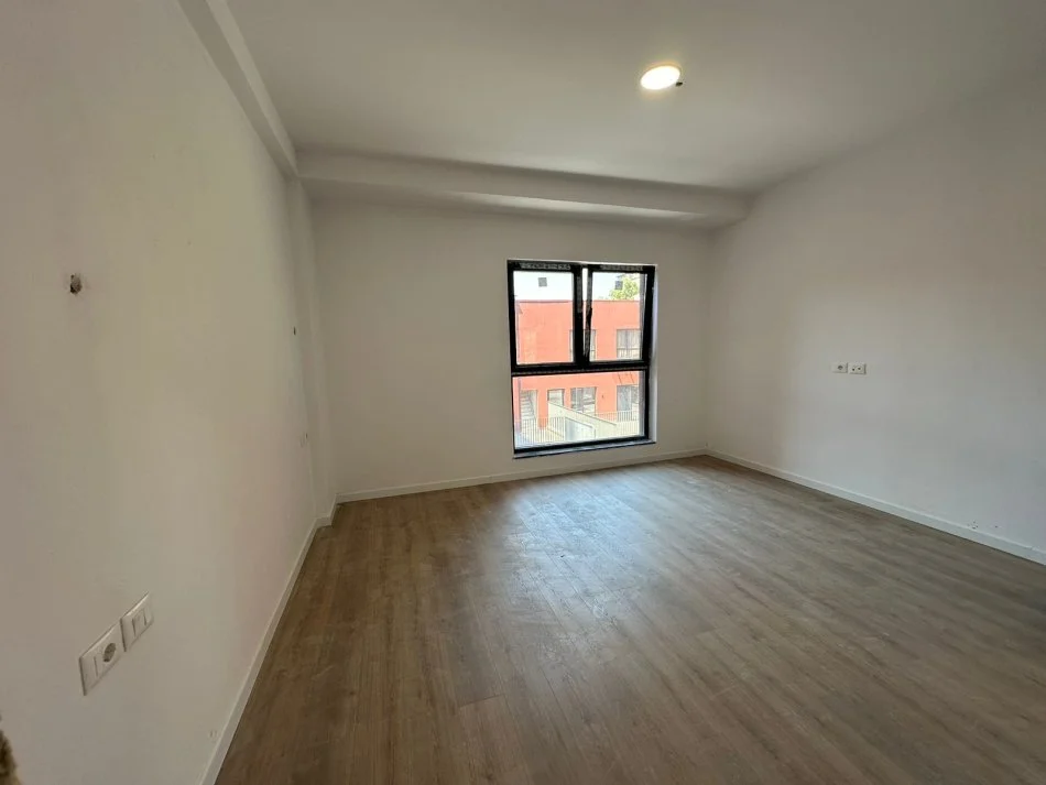 Tirane, jepet me qera ambjent biznesi Kati 3, 343 m² 4.000 € (Rruga Kavajes)