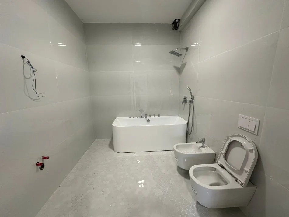 Tirane, jepet me qera ambjent biznesi Kati 3, 343 m² 4.000 € (Rruga Kavajes)