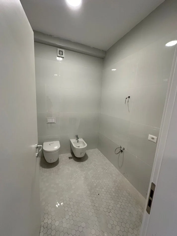 Tirane, jepet me qera ambjent biznesi Kati 3, 343 m² 4.000 € (Rruga Kavajes)