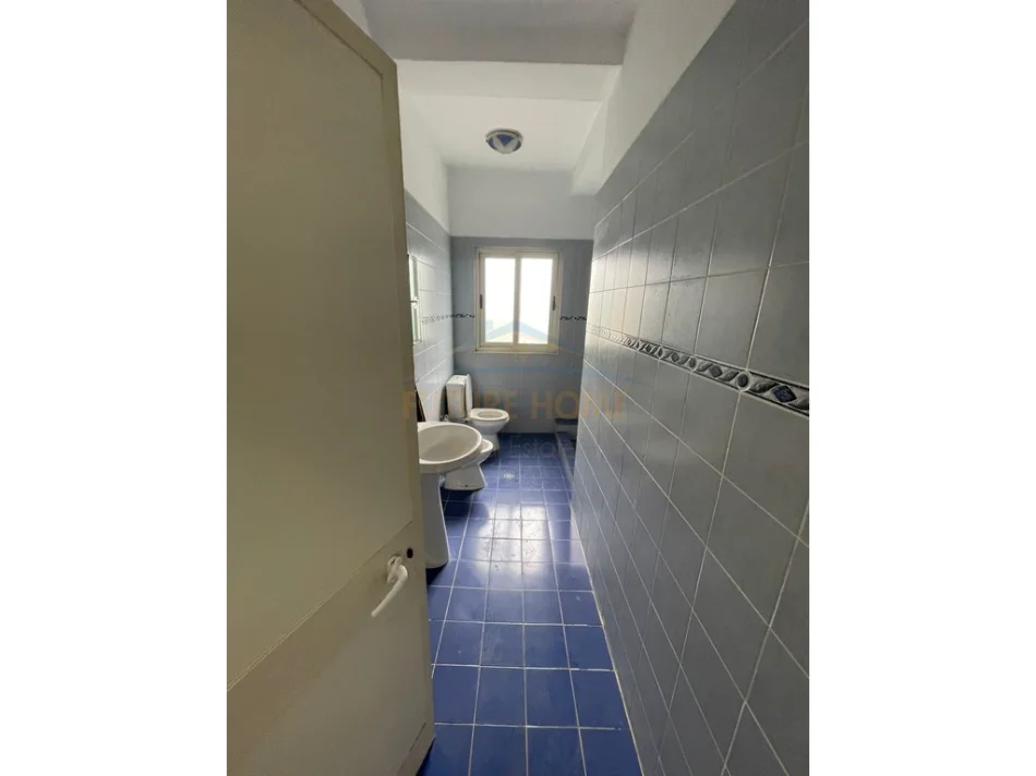 Tirane, jepet me qera apartament 3+1 Kati 5, 158 m² 900 € 