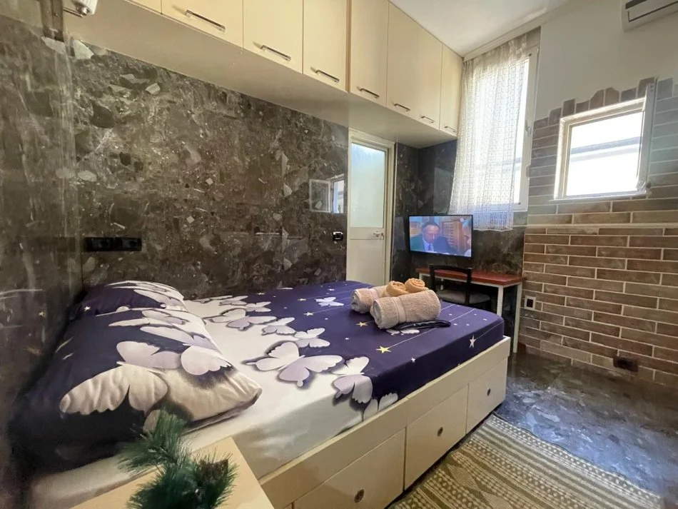 Tirane, jepet me qera garsonier 1+1 Kati 2, 50 m² 380 € (Rr 5-Maj)