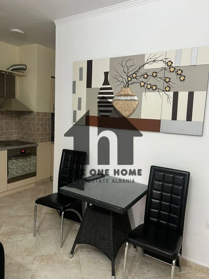 Tirane, jepet me qera apartament 1+1 Kati 5, 50 m² 500 € (Rr Barrikadave)