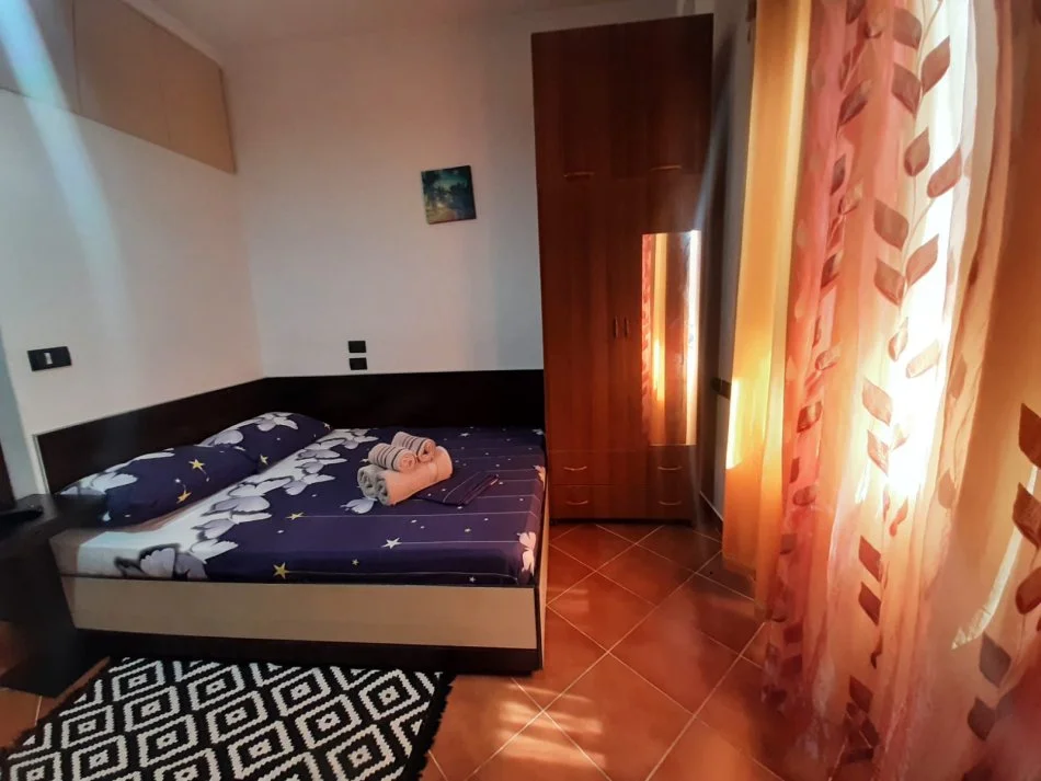Tirane, jepet me qera apartament 1+1 Kati 1, 50 m² 370 € (Rr Siri Kodra)