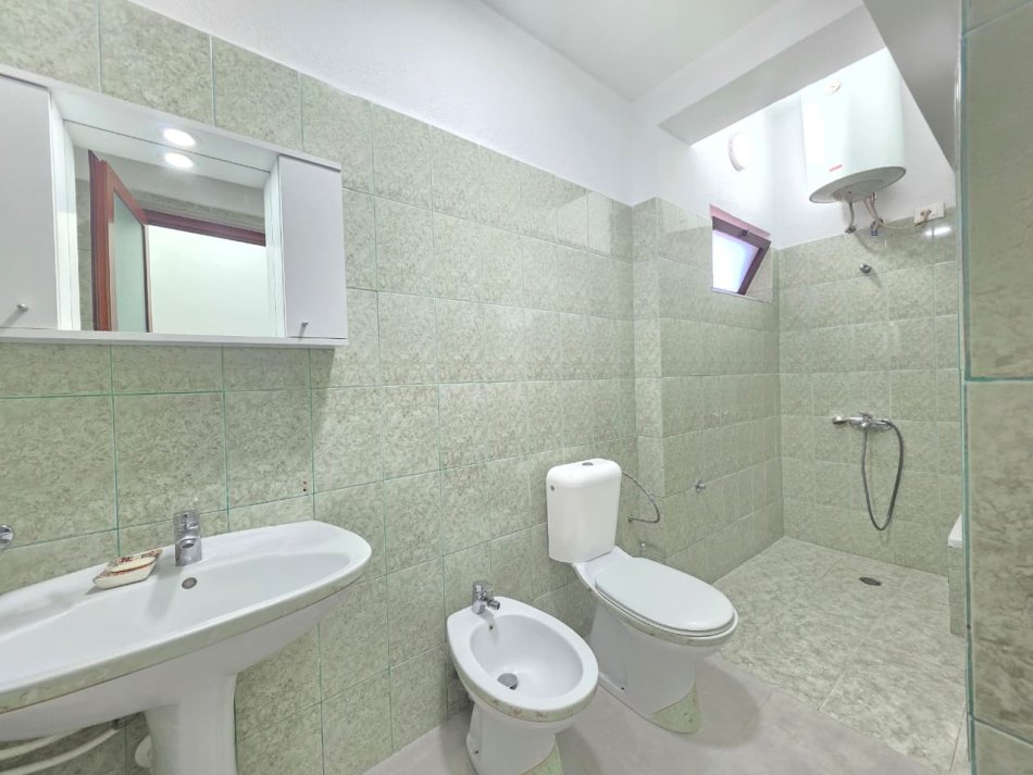 Me Qera: Garsoniere me Kuzhine Vec +1 Post Parkimi ✨️ || Rrethrrotullimi Shkoze📍 (3 min nga rrethi🔥) 300€/muaj