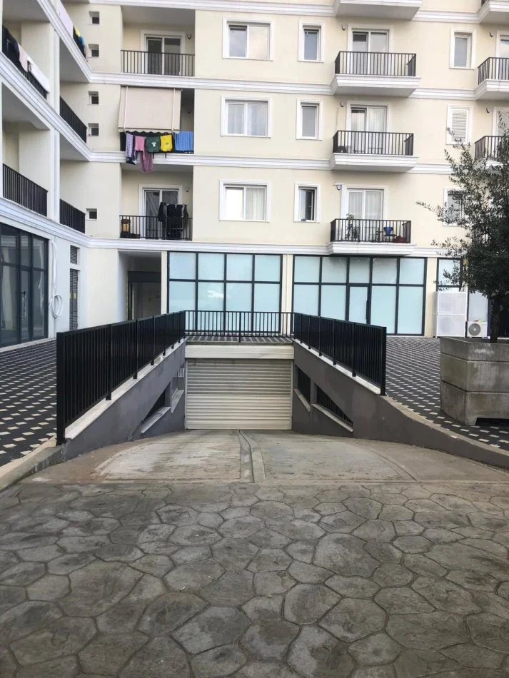 Jepen me qira 2 garazhe përballë Raiffeisen Bank, në Kamëz, tek pallati i ri, sapo përfunduar