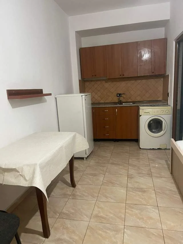 Durres, jepet me qera garsonier Kati 2, 40 m² 20.000 Leke (Rruga Naum Vegjirharxhi)
