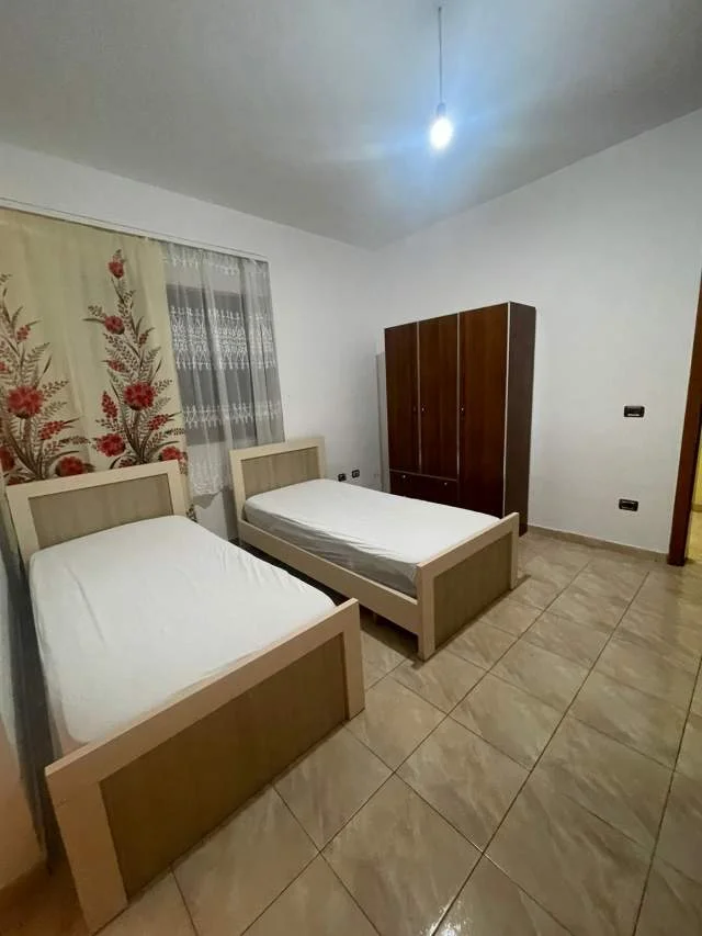 Durres, jepet me qera garsonier Kati 2, 40 m² 20.000 Leke (Rruga Naum Vegjirharxhi)