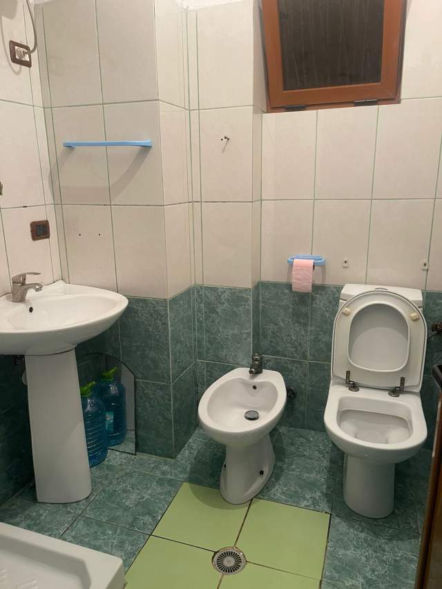 Durres, jepet me qera garsonier Kati 2, 40 m² 15.000 Leke (Rruga Naum Vegjirharxhi)