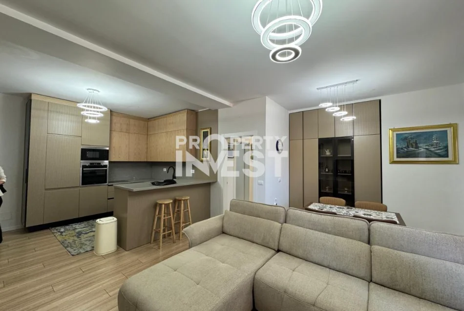 Tirane, jepet me qera apartament 3+1 Kati 8, 159 m² 2.100 € (Rruga e kavajes)