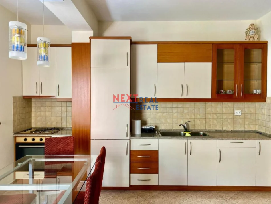 Vlore, jepet me qera apartament 2+1+Aneks+Ballkon , 500 € (LUNGOMARE)