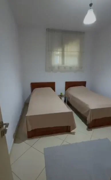 Jepet me Qera Hyrje 1+1 shume e mire tek Fakulteti i Mjeksise tek Spitalet, QSUT, 400 Euro