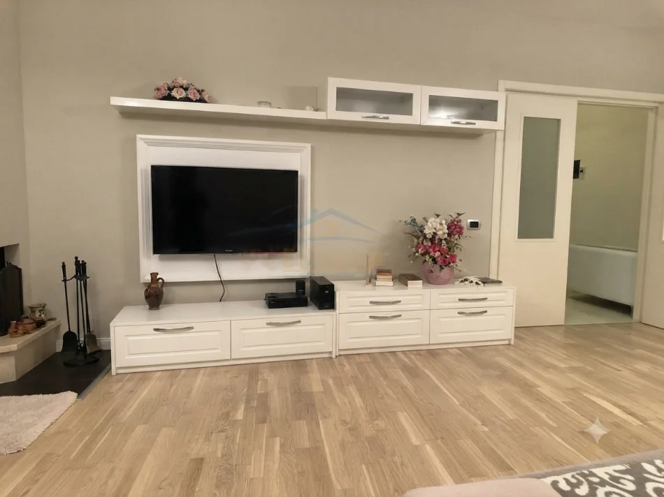 Tirane, jepet me qera Vile , 3.500 € (Bërzhitë)