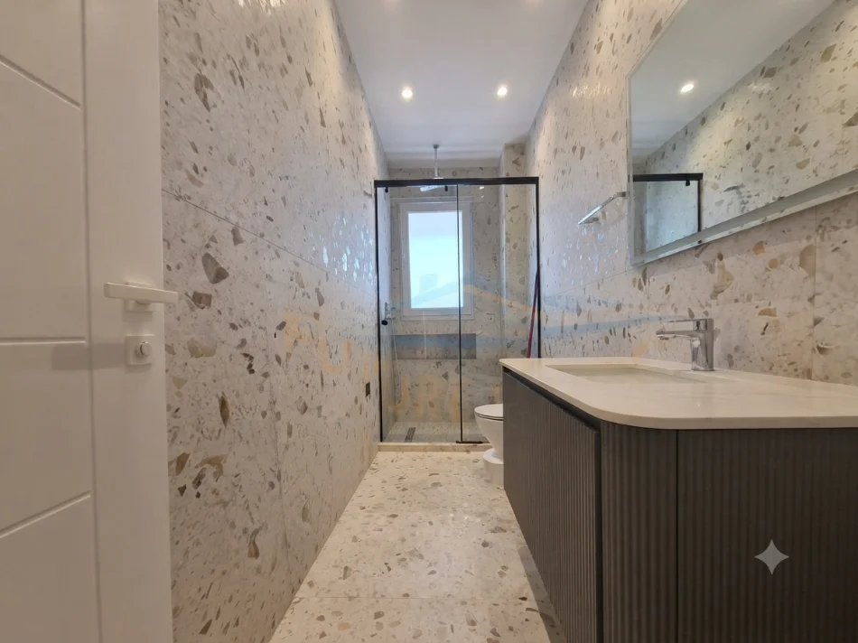 Tirane, jepet me qera apartament 1+1 Kati 8, 62 m² 800 € (Porcelan)