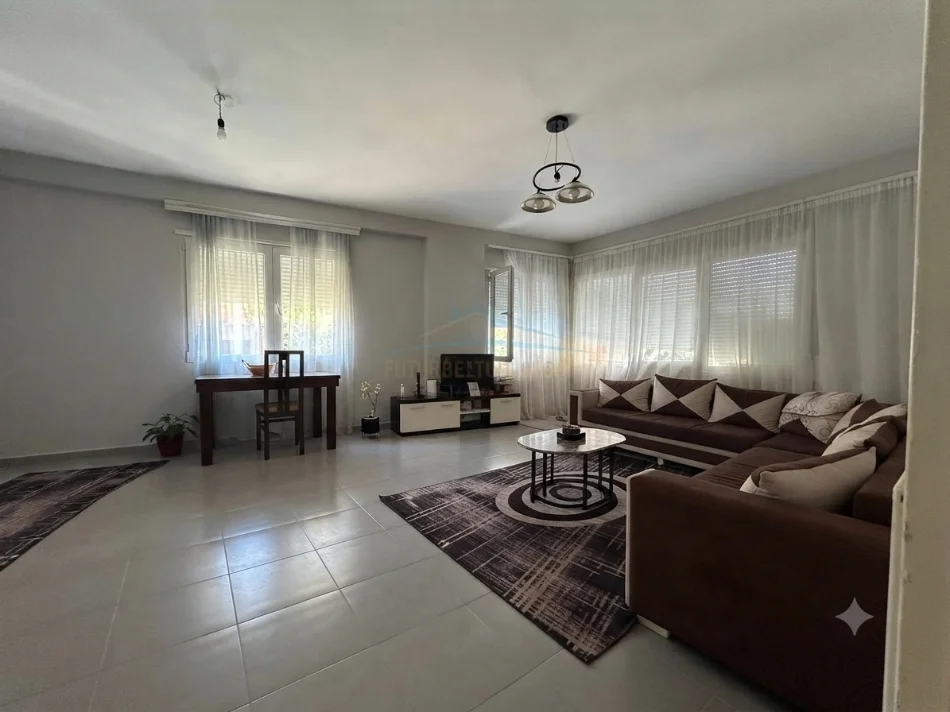 Tirane, jepet me qera apartament 1+1+Ballkon Kati 2, 85 m² 500 € (Kopshti Botanik)
