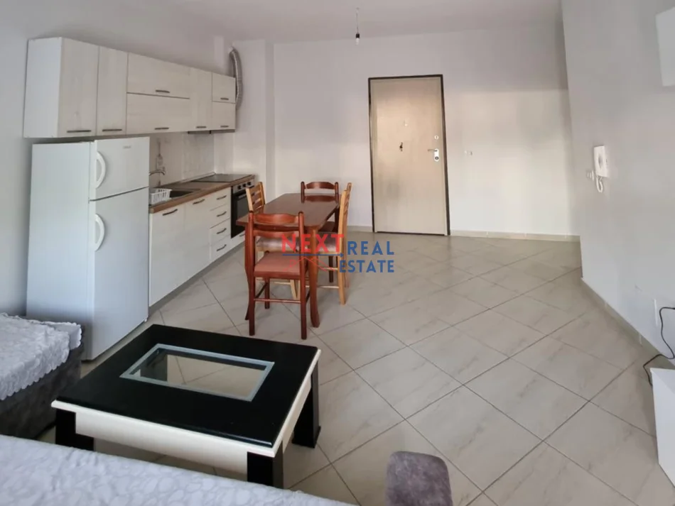 Vlore, jepet me qera apartament 2+1+Ballkon , 350 € (LUNGOMARE)