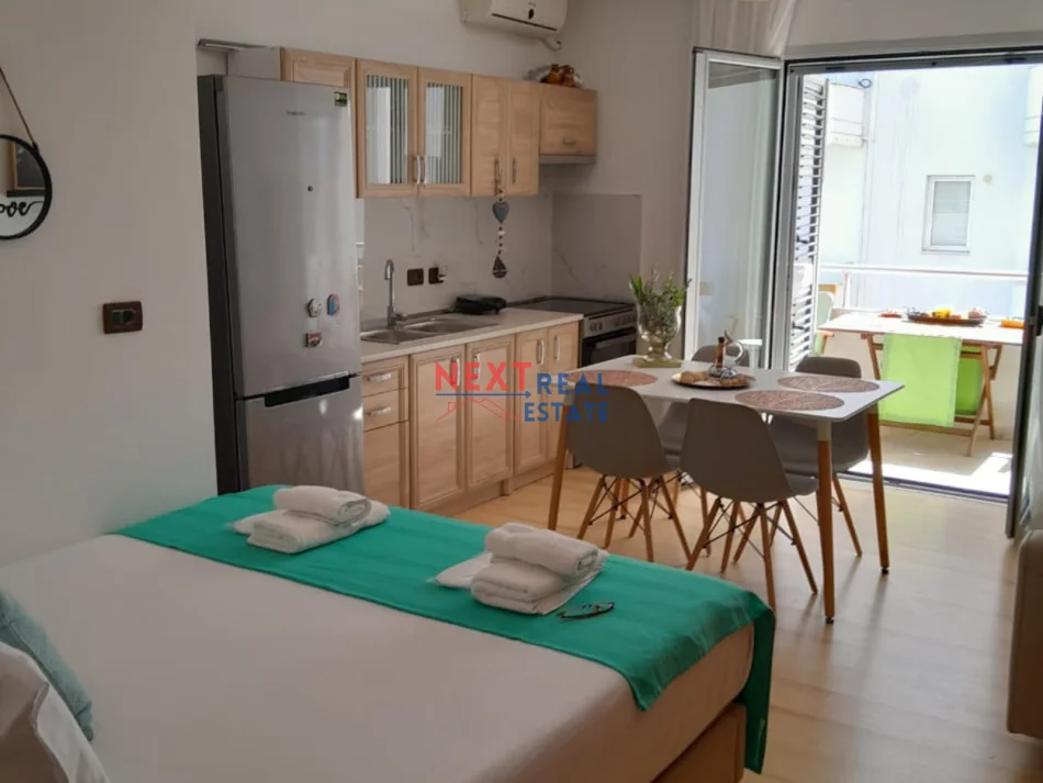 Vlore, jepet me qera garsonier 1+1+Ballkon , 40 m² 400 € (LUNGOMARE)