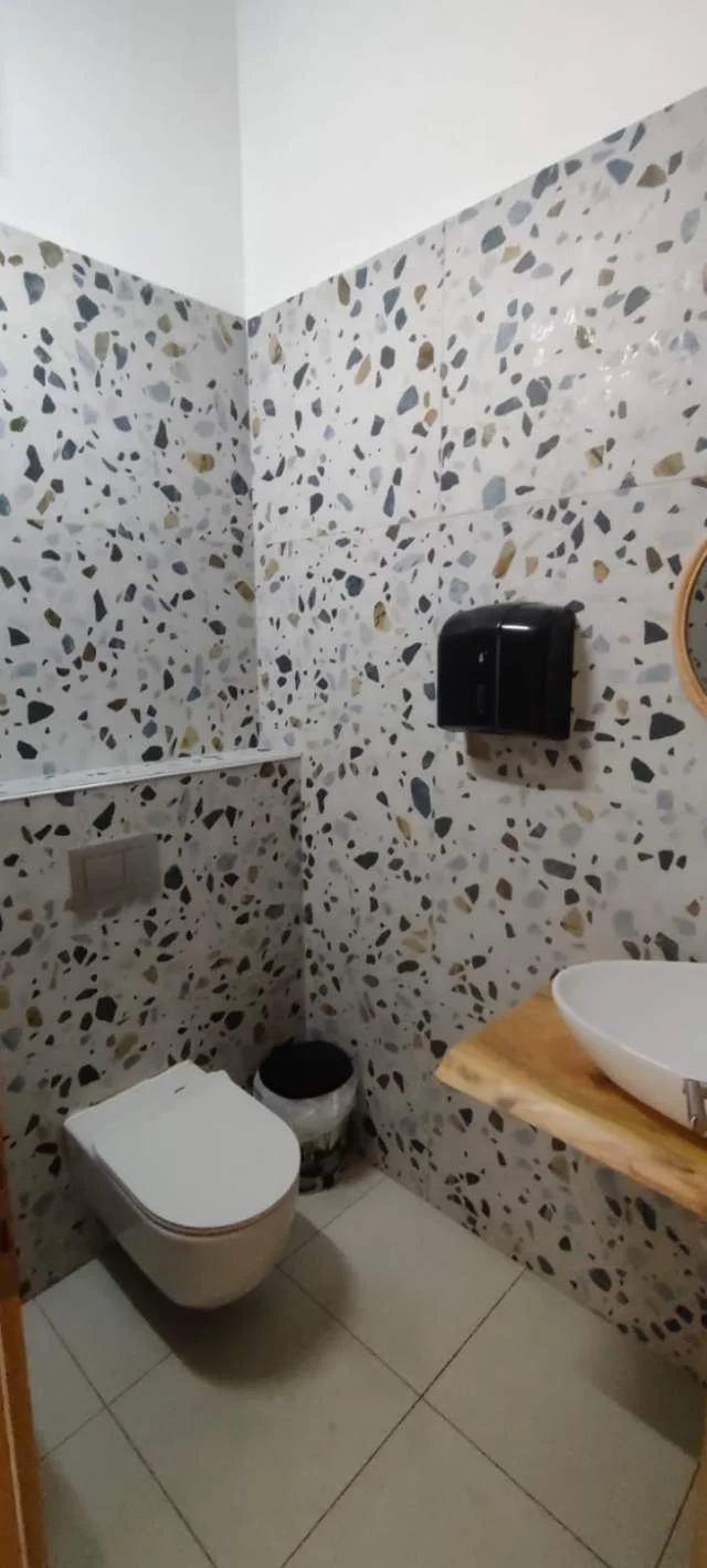 Tirane, jepet me qera Bistro Bar Kafe Kati 0, 900 Euro (Rruga Sami Frasheri)