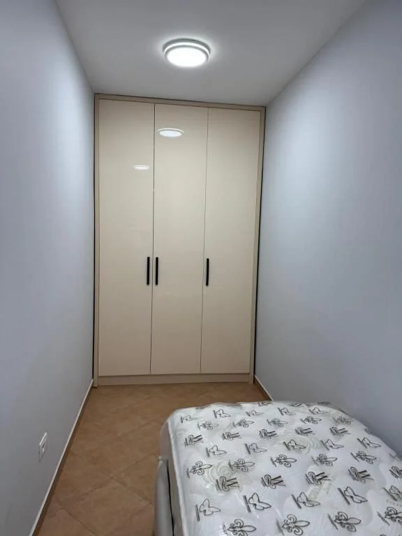 Tirane, jepet me qera apartament 2+1+Ballkon Kati 7, 80 m² 800 € (RRUGAE KAVAJES)