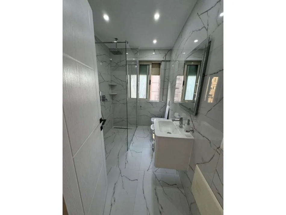 Tirane, jepet me qera apartament 1+1+Ballkon Kati 5, 65 m² 600 € (don bosko)