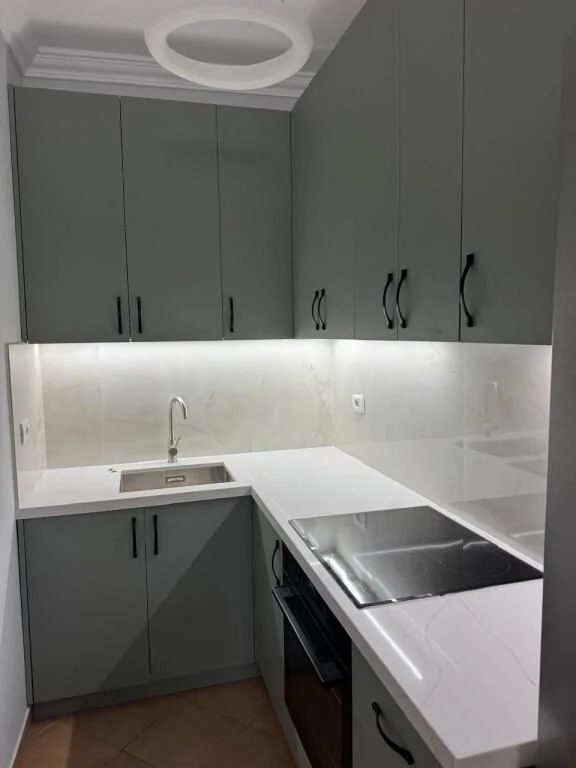Tirane, jepet me qera apartament 2+1+Ballkon Kati 7, 80 m² 800 € (RRUGAE KAVAJES)
