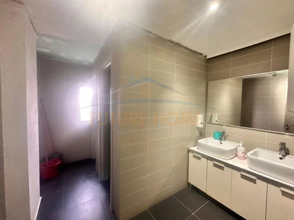 Durres, jepet me qera ambjent biznesi Kati 2, 123 m² 700 € (Stacioni i Trenit, Durres)