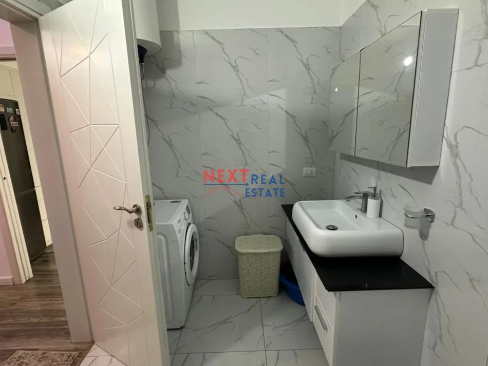 Vlore, jepet me qera apartament 2+1+Aneks+Ballkon , 500 € (LUNGOMARE)