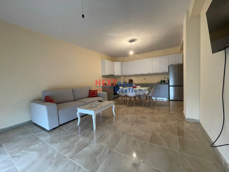 Vlore, jepet me qera apartament 1+1+Ballkon , 86 m² 350 € (LUNGOMARE)