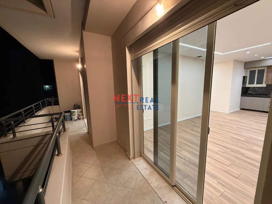 Vlore, shitet apartament 1+1+Ballkon Kati 8, 77 m² 120.000 € (KOMBINATI I PESHKUT)