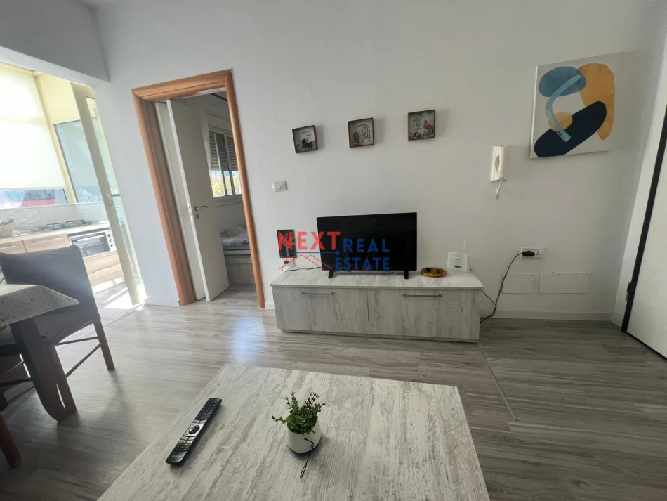 Vlore, jepet me qera apartament 1+1+Ballkon Kati 2, 300 € (TEK HOTEL PARTNER)