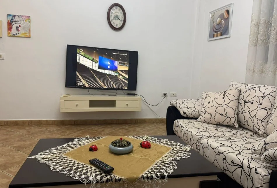 Tirane, jepet me qera apartament 2+1+Ballkon Kati 8, 78 m² 600 € (Stacioni i Fundit i Tiranes se re Blv Gjergj Fishta)