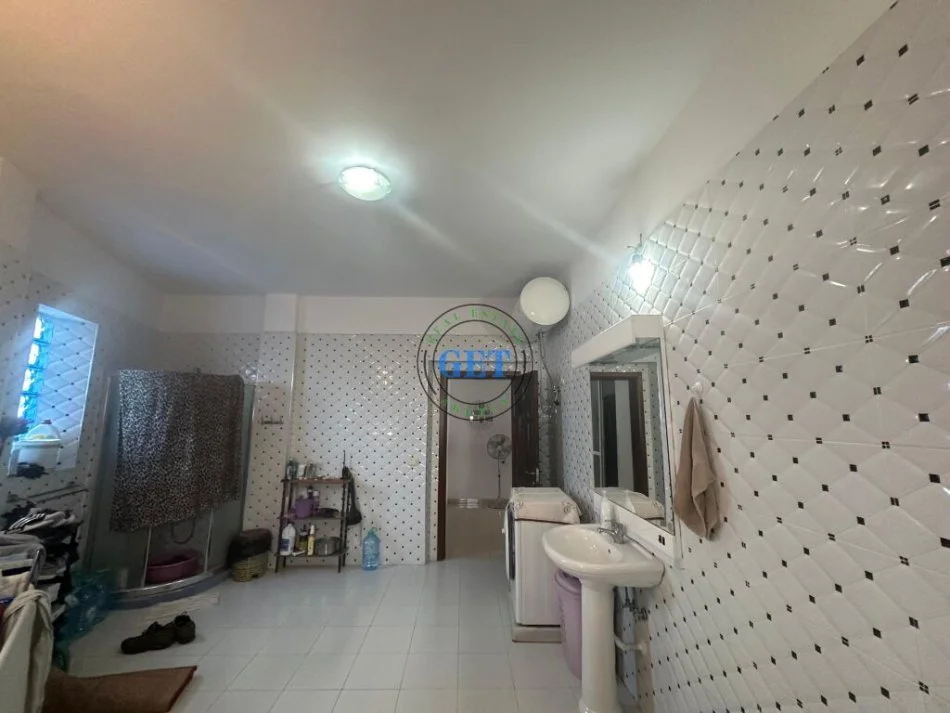 Durres, jepet me qera apartament 2+1 Kati 3, 100 m² 600 € (gjykata)