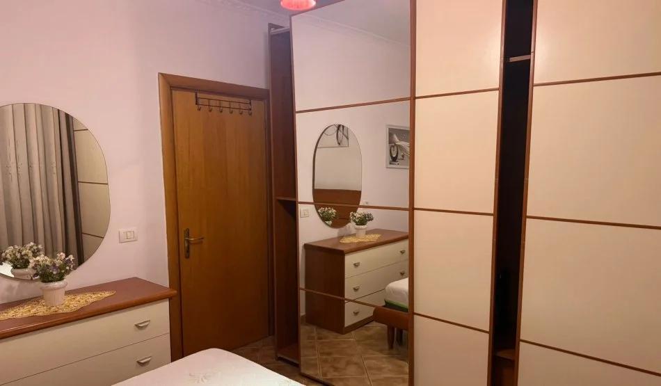 Tirane, jepet me qera apartament 2+1+Ballkon Kati 8, 78 m² 600 € (Stacioni i Fundit i Tiranes se re Blv Gjergj Fishta)