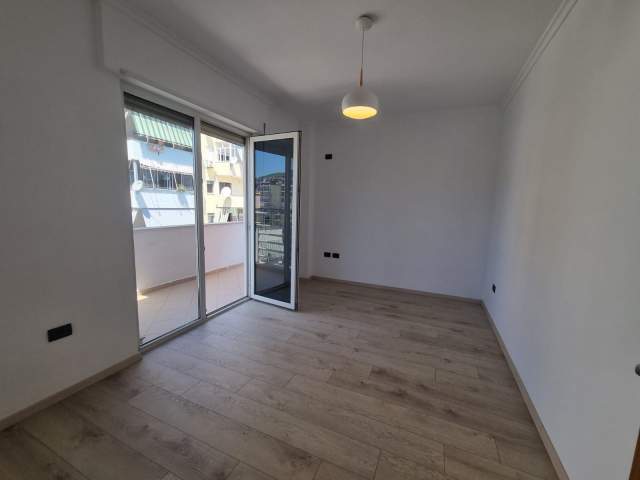Tirane, jepet me qera apartament 3+1+BLK Kati 7, 130 m² 600  (Komuna e Parisit)