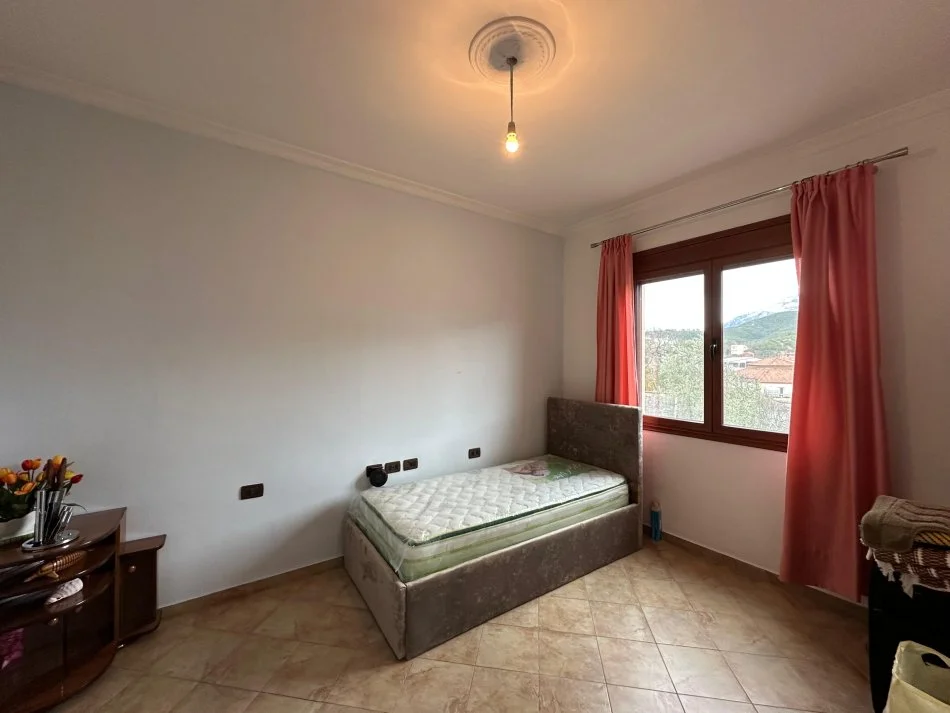 Tirane, jepet me qera apartament 2+1+Ballkon Kati 1, 114 m² 300 € (Rruga Prengaj)