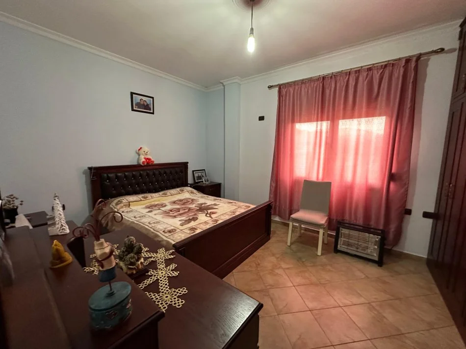 Tirane, jepet me qera apartament 2+1+Ballkon Kati 1, 114 m² 300 € (Rruga Prengaj)