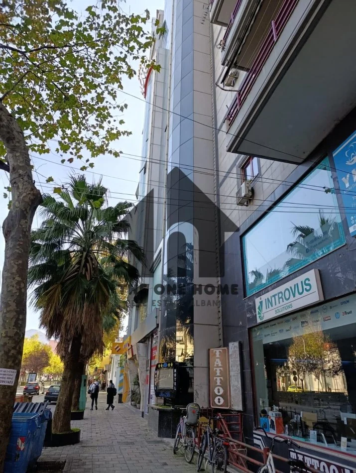 Tirane, jepet me qera apartament 2+1+Ballkon Kati 7, 70 m² 700 € (Rr Kavajes)