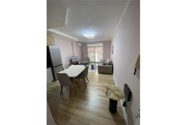 Tirane, jepet me qera apartament 1+1+BLK Kati 9, 74 m² 700 Euro (Globe Rruga e Kavajes)