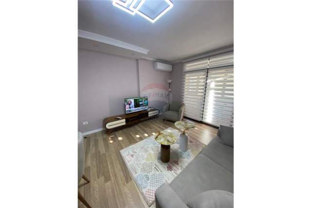Tirane, jepet me qera apartament 1+1+BLK Kati 9, 74 m² 700 Euro (Globe Rruga e Kavajes)