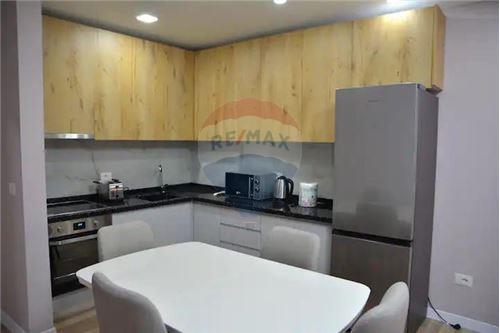 Tirane, jepet me qera apartament 1+1+BLK Kati 9, 74 m² 700 Euro (Globe Rruga e Kavajes)