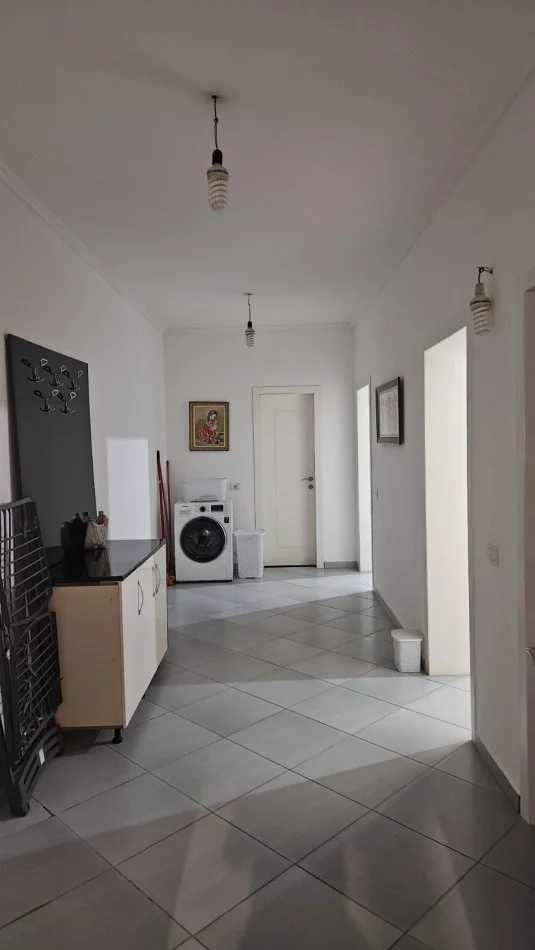 Tirane, jepet me qera apartament 1+1+Aneks+Ballkon Kati 2, 100 m² 600 € (Rruga Kavajes)