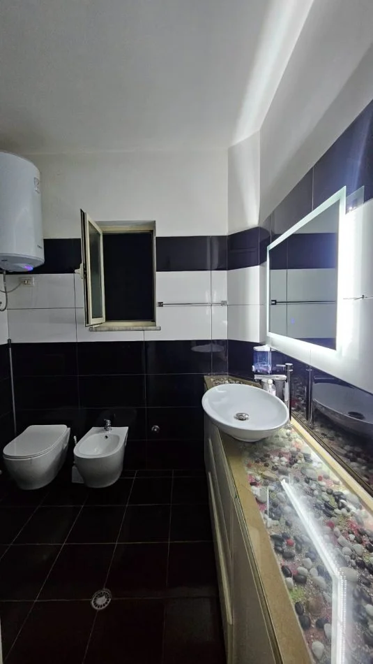 Tirane, jepet me qera apartament 1+1+Aneks+Ballkon Kati 2, 100 m² 600 € (Rruga Kavajes)